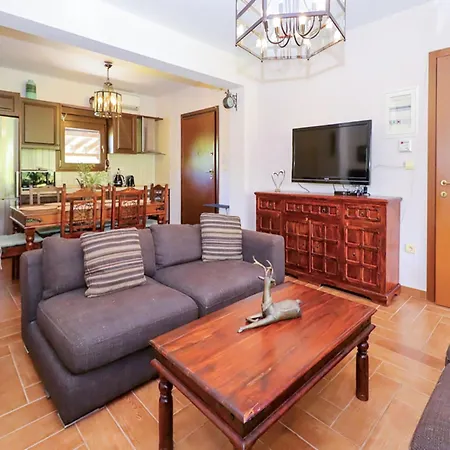 Stylish Maisonette With 3 Bedrooms In Vourvourou, Greece *